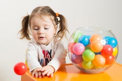 Het leuke meisje spelen met gekleurde ballen stock foto's Het leuke meisje spelen met gekleurde ballen stock foto's