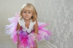 Het leuke meisje stellen in de roze en violette rok royalty-vrije stock afbeeldingen Het leuke meisje stellen in de roze en violette rok royalty-vrije stock afbeeldingen