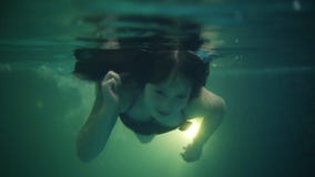 Het leuke meisje zonder zwemt beschermende brillen en hoed zwemmen onderwater in pool Kaukasisch, gelukkig meisje met lang bruin stock videobeelden Het leuke meisje zonder zwemt beschermende brillen en hoed zwemmen onderwater in pool Kaukasisch, gelukkig meisje met lang bruin stock videobeelden