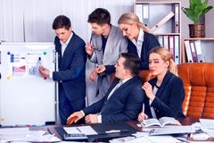 Het leven van het bedrijfsmensenbureau van teammensen die met documenten werken stock foto Het leven van het bedrijfsmensenbureau van teammensen die met documenten werken stock foto