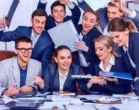 Het leven van het bedrijfsmensenbureau van teammensen is gelukkig met omhoog duim royalty-vrije stock afbeelding Het leven van het bedrijfsmensenbureau van teammensen is gelukkig met omhoog duim royalty-vrije stock afbeelding