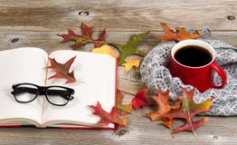 Het lezen en het drinken donkere koffie voor het de herfstseizoen royalty-vrije stock foto's Het lezen en het drinken donkere koffie voor het de herfstseizoen royalty-vrije stock foto's