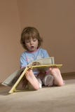 Het lezen van een boek stock foto's Het lezen van een boek stock foto's