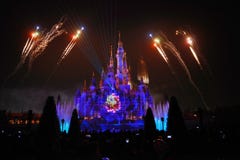 Het licht en het vuurwerk tonen in Shanghai disneyland stock afbeelding Het licht en het vuurwerk tonen in Shanghai disneyland stock afbeelding