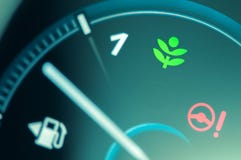 Het lichte pictogram van de Ecoaandrijving op autodashboard royalty-vrije stock fotografie Het lichte pictogram van de Ecoaandrijving op autodashboard royalty-vrije stock fotografie