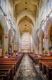 Het lichte stromen door gebrandschilderd glasvenster binnen Badabdij, Somerset, het UK stock fotografie Het lichte stromen door gebrandschilderd glasvenster binnen Badabdij, Somerset, het UK stock fotografie