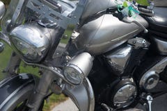 Het liggen Mens die Sommige Delen van zijn Sportenmotorfiets manueel herstellen thuis royalty-vrije stock afbeeldingen Het liggen Mens die Sommige Delen van zijn Sportenmotorfiets manueel herstellen thuis royalty-vrije stock afbeeldingen