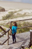 Het lopen neer aan het strand stock foto Het lopen neer aan het strand stock foto