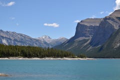 Het lopen op de kust van een mooi meer in Canada royalty-vrije stock foto's Het lopen op de kust van een mooi meer in Canada royalty-vrije stock foto's