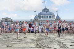 Het lopen snel bij de eerste dag van het nieuwe jaar duikt 2018 Het lopen snel bij de eerste dag van het nieuwe jaar duikt 2018