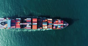 Het lucht hoogste schip die van de meningscontainer met golf in overzees, Thailand lopen Het lucht hoogste schip die van de meningscontainer met golf in overzees, Thailand lopen