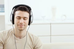 Het luisteren van de mens muziek met hoofdtelefoons stock afbeeldingen Het luisteren van de mens muziek met hoofdtelefoons stock afbeeldingen