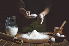 Het maken van brood, retro gestileerde beeldspraak Toegevoegde korrel bakkerij Voorbereiding van brooddeeg stock foto's Het maken van brood, retro gestileerde beeldspraak Toegevoegde korrel bakkerij Voorbereiding van brooddeeg stock foto's