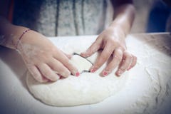 Het maken van koekje met vorm royalty-vrije stock fotografie Het maken van koekje met vorm royalty-vrije stock fotografie
