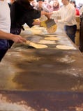 Het Maken van mensen talos, Tortilla dan omslagentxistorra Royalty-vrije Stock Afbeelding Het Maken van mensen talos, Tortilla dan omslagentxistorra Royalty-vrije Stock Afbeelding