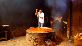 Het maken van traditioneel voedsel van rijst, suiker & melkkokosnoot stock afbeeldingen Het maken van traditioneel voedsel van rijst, suiker & melkkokosnoot stock afbeeldingen