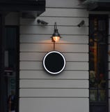 Het malplaatje van de straatwinkel en uithangbord, spatie voor uw ontwerp stock foto Het malplaatje van de straatwinkel en uithangbord, spatie voor uw ontwerp stock foto