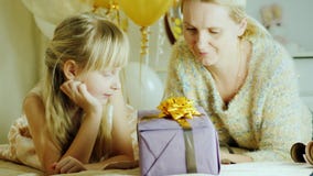 Het mamma en de dochter pakken samen voorstellen in Gelukkige familie, activiteit met een kind stock footage Het mamma en de dochter pakken samen voorstellen in Gelukkige familie, activiteit met een kind stock footage