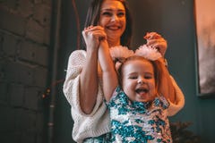 Het mamma en haar meisje van het dochterkind spelen, glimlachen en koesteren Familievakantie en samenhorigheid royalty-vrije stock foto's Het mamma en haar meisje van het dochterkind spelen, glimlachen en koesteren Familievakantie en samenhorigheid royalty-vrije stock foto's