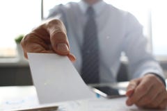 Het mannelijke wapen in kostuum geeft leeg visitekaartje aan bezoeker stock afbeeldingen Het mannelijke wapen in kostuum geeft leeg visitekaartje aan bezoeker stock afbeeldingen