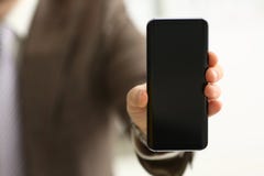 Het mannelijke wapen in kostuum toont telefoonvertoning in camera stock afbeeldingen Het mannelijke wapen in kostuum toont telefoonvertoning in camera stock afbeeldingen
