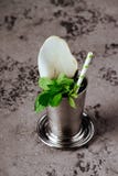 Het medicijndrankje van de cocktailmunt met ijs stock foto Het medicijndrankje van de cocktailmunt met ijs stock foto
