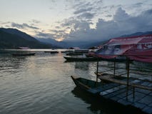 Het meer Pokhara Nepal van zonsondergangphewa stock fotografie Het meer Pokhara Nepal van zonsondergangphewa stock fotografie
