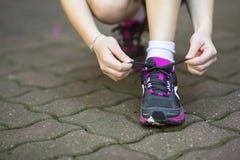 het meisje bindt de schoen van kantsporten alvorens te lopen stock foto het meisje bindt de schoen van kantsporten alvorens te lopen stock foto