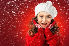 Het meisje denkt over Kerstman op rode achtergrond De verkoop van Kerstmis stock foto's Het meisje denkt over Kerstman op rode achtergrond De verkoop van Kerstmis stock foto's