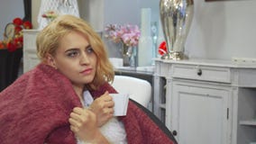 Het meisje drinkt koffie en het ontspannen royalty-vrije stock afbeelding Het meisje drinkt koffie en het ontspannen royalty-vrije stock afbeelding