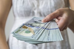 Het meisje geeft geld royalty-vrije stock foto Het meisje geeft geld royalty-vrije stock foto