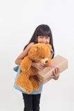 Het meisje koestert een teddybeer met giftdoos royalty-vrije stock afbeeldingen Het meisje koestert een teddybeer met giftdoos royalty-vrije stock afbeeldingen