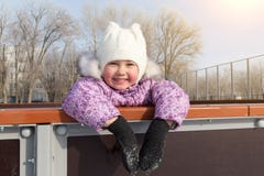 Het meisje lacht en schaatst op het ijs stock fotografie Het meisje lacht en schaatst op het ijs stock fotografie