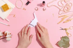 Het meisje maakt document kraanorigami Hoogste mening stock afbeeldingen Het meisje maakt document kraanorigami Hoogste mening stock afbeeldingen