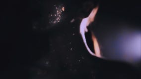 Het meisje met schittert op haar gezichtsgloed in dark stock footage Het meisje met schittert op haar gezichtsgloed in dark stock footage