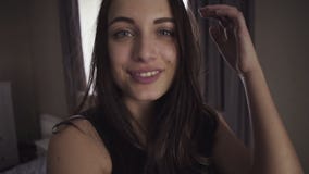 Het meisje stelt op camera door selfie beeld te maken en valt dan op een laag stock videobeelden Het meisje stelt op camera door selfie beeld te maken en valt dan op een laag stock videobeelden