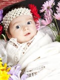 Het Meisje van de baby in Mand van Bloemen stock foto's Het Meisje van de baby in Mand van Bloemen stock foto's