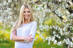 Het meisjesportret van de schoonheidslente over bloeiende boom met bloemen stock fotografie Het meisjesportret van de schoonheidslente over bloeiende boom met bloemen stock fotografie