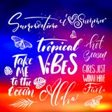 Het met de hand geschreven van letters voorzien, de de zomervakantie en de vakantiecitaten plaatsen op abstracte onscherpe zonsop vector illustratie Het met de hand geschreven van letters voorzien, de de zomervakantie en de vakantiecitaten plaatsen op abstracte onscherpe zonsop vector illustratie