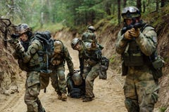 Het militaire bevel evacueert gewonde militair stock foto's Het militaire bevel evacueert gewonde militair stock foto's
