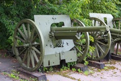 het militaire kanon van 75 mm van (de trofee van het rode leger tijdens de oorlog met Polen in 1920) Russisch-Poolse oorlog 1897 stock afbeelding het militaire kanon van 75 mm van (de trofee van het rode leger tijdens de oorlog met Polen in 1920) Russisch-Poolse oorlog 1897 stock afbeelding