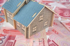 Het model van het huis met geld stock fotografie Het model van het huis met geld stock fotografie