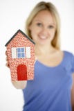 Het ModelHuis van de Holding van de vrouw stock afbeelding Het ModelHuis van de Holding van de vrouw stock afbeelding