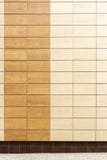 Het moderne beige metaal betegelt muur royalty-vrije stock foto's Het moderne beige metaal betegelt muur royalty-vrije stock foto's
