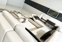 Het moderne binnenland van de luxe eigentijdse woonkamer vector illustratie Het moderne binnenland van de luxe eigentijdse woonkamer vector illustratie