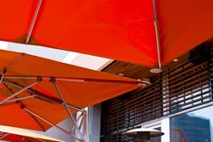 Het moderne heldere oranje afbaarden met roestvrij staalbuis stock fotografie Het moderne heldere oranje afbaarden met roestvrij staalbuis stock fotografie