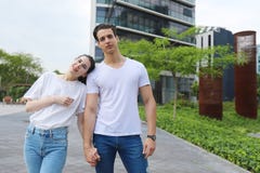 Het modieuze jonge paar brengt samen in openlucht tijd door attract stock fotografie Het modieuze jonge paar brengt samen in openlucht tijd door attract stock fotografie