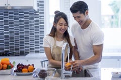Het mooie Aziatische jonge paar houden die kijkt aan cookin glimlachen royalty-vrije stock afbeelding Het mooie Aziatische jonge paar houden die kijkt aan cookin glimlachen royalty-vrije stock afbeelding