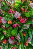 Het mooie grote boeket van chrysanten, de orchideeën en gerberas met een grote gele lelie in een bloem winkelen royalty-vrije stock foto Het mooie grote boeket van chrysanten, de orchideeën en gerberas met een grote gele lelie in een bloem winkelen royalty-vrije stock foto