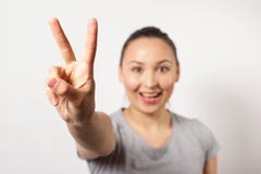 Het mooie jonge gelukkige het glimlachen meisje victopy tonen zingt met haar hand Vredesconcept Teken van gebaren royalty-vrije stock fotografie Het mooie jonge gelukkige het glimlachen meisje victopy tonen zingt met haar hand Vredesconcept Teken van gebaren royalty-vrije stock fotografie